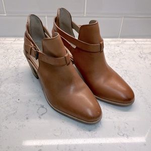 G.H. Bass & Co Heeled Booties Boots Tan 7.5 Double Open Buckle GORGEOUS